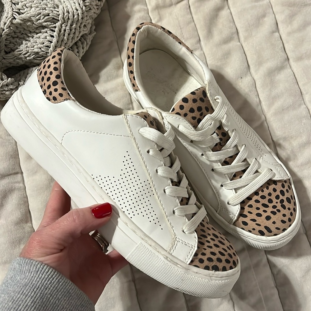 EUC look for less sneakers, size 7